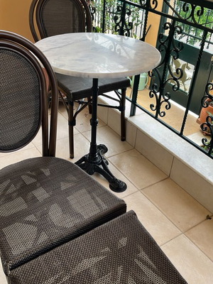 Marble table with cast iron base like new, set of 4 pieces