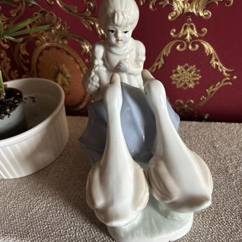 Porcelain Figurine Germain Handgemalt Mother Goose and Girl with Umbrella like new