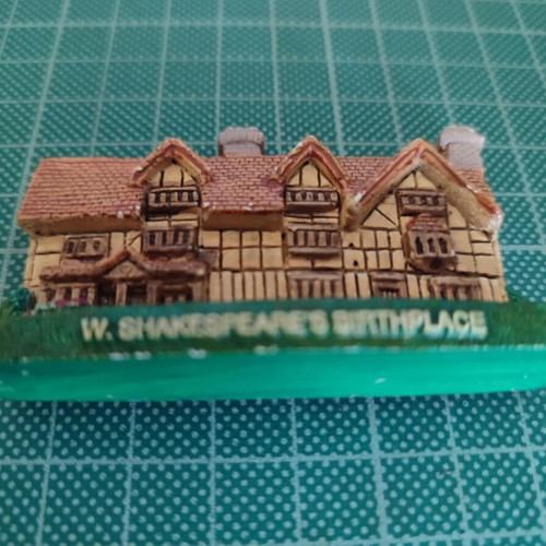 Decorative magnet house UK like new