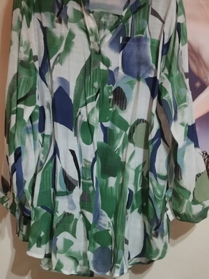 Green floral blouse XL like new, wide and long fit