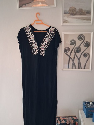 Kaftan black with embroidery Viva like new, sizes S/M