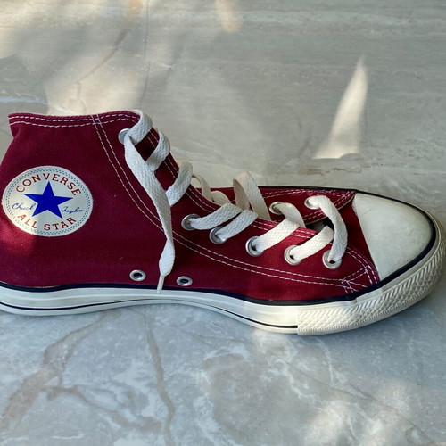 Converse Chuck Taylor All Star High Top sneakers like new, burgundy
