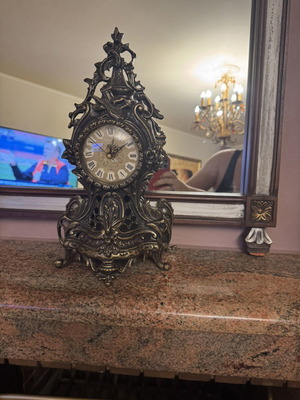 Antique tabletop clock like new