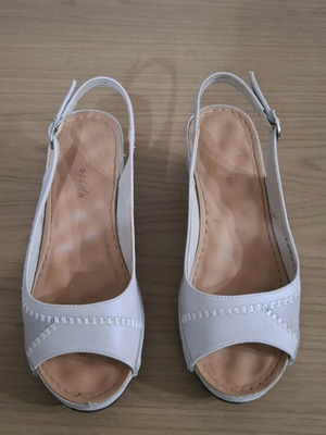 Women's beige sandals size 40 like new