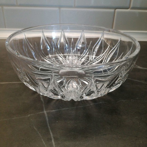 Crystal bowl used with embossed design, diameter 20.5 cm