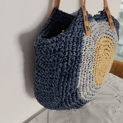Straw Shoulder Bag like new, spacious with zipper and inner pocket