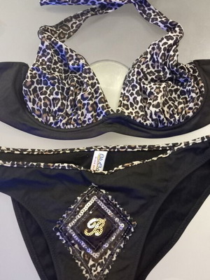 Bikini animal print medium size, like new, with underwire bra