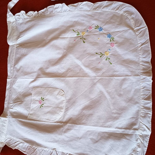 Vintage cotton waist apron with embroidery like new