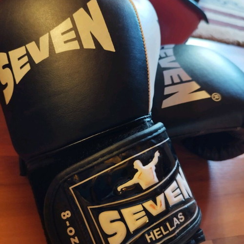 Kickboxing equipment Seven helmet and gloves set like new