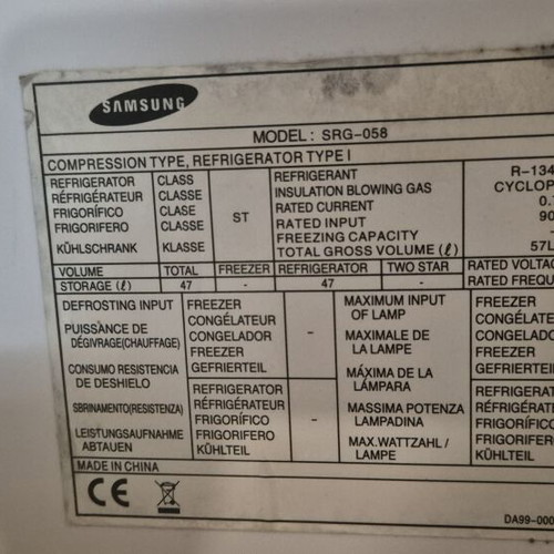 Samsung mini bar fridge like new, missing internal shelf