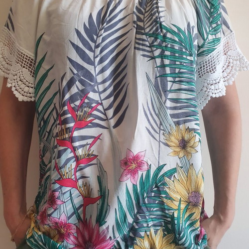 MV Fashion Lab women's blouse like new, white with tropical floral print, size L