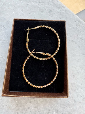 Hoop earrings new, gold color