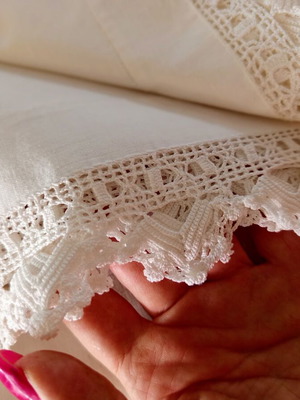 Handmade white tablecloth with crocheted lace, used, 209 x 164 cm