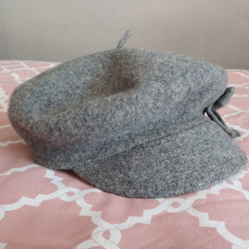 Wool beret hat like new, gray with bow