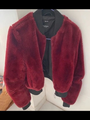 Γουνάκι Bershka νούμερο large χρώμα βουργουνδι σε καλή κατάσταση