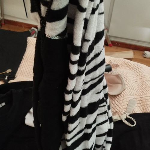 Onesie cat like new, black and white, size M