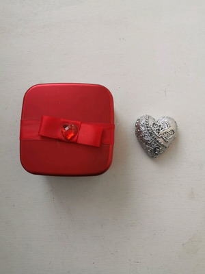 Embossed candle and box new, set with jewelry case