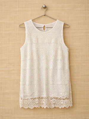 Sleeveless white blouse with lace like new, size M