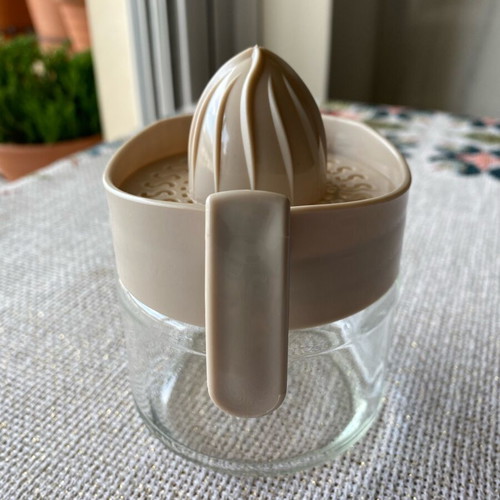 Glass citrus juicer like new with plastic strainer, 300 ml