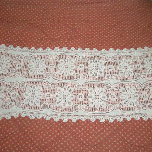 Table runner new with 2 napkins set for coffee table white