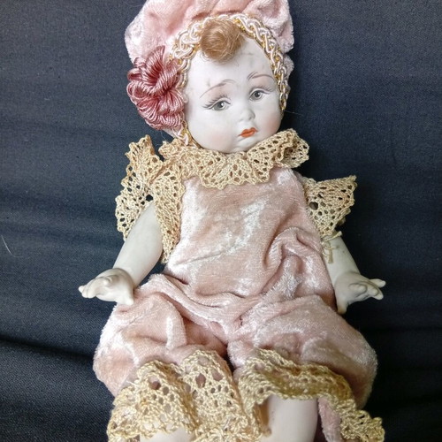 Porcelain doll like new, 21 cm