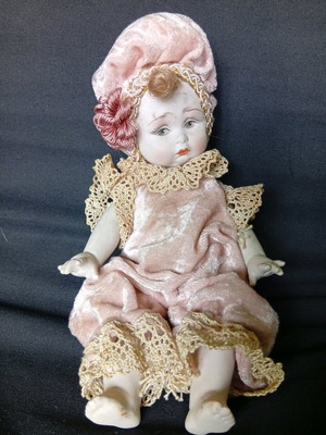 Porcelain doll like new, 21 cm