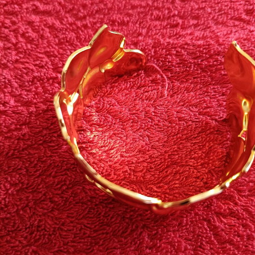 Women's bracelet new gold color with embossed leaves