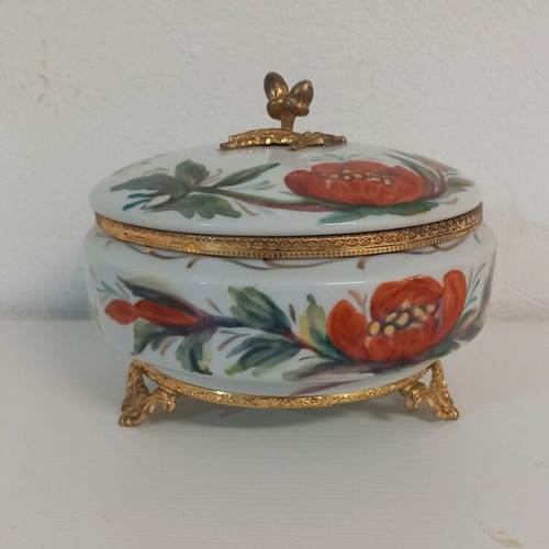 Porcelain box used with gold details and floral decoration