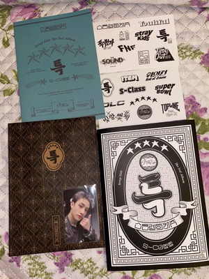 Stray Kids 5star album like new with photocard and extras
