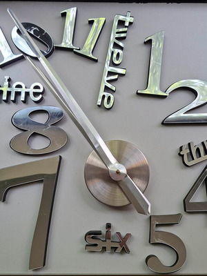 3D Wall Clock large silver mirror, like new, analog