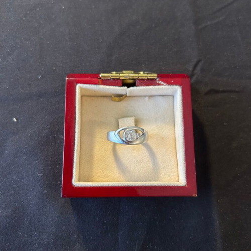Silver 925 ring with white stone like new