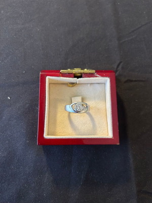 Silver 925 ring with white stone like new