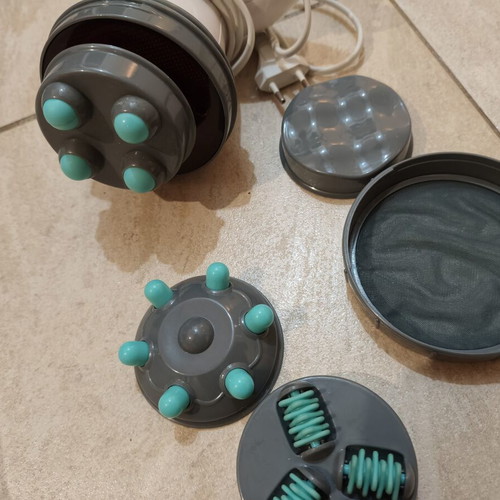 Massage device like new with various accessories