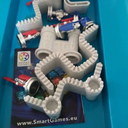 Smart Games Walls and Warriors like new, educational board game