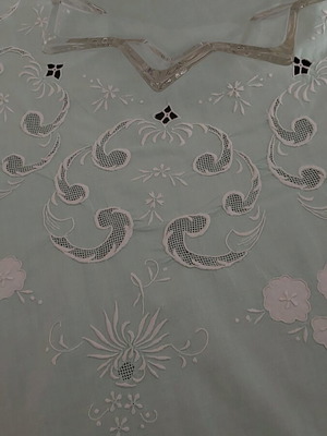 Round veraman tablecloth with embroidery and 6 napkins like new
