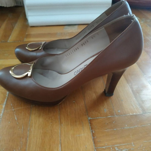 Salvatore Ferragamo Gancini Block Heel Pump size 40 like new, brown