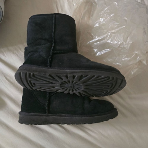 Ugg boots size 39 black like new