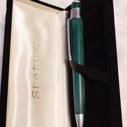 Vintage pen Status in case like new, green metal