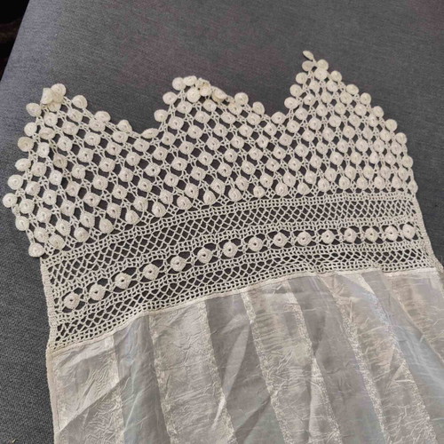 Silk table runner like new with handmade lace 1.90x0.50