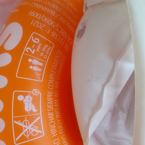 Swimtrainer flotation device like new for ages 2 to 6, 15 to 30 kg
