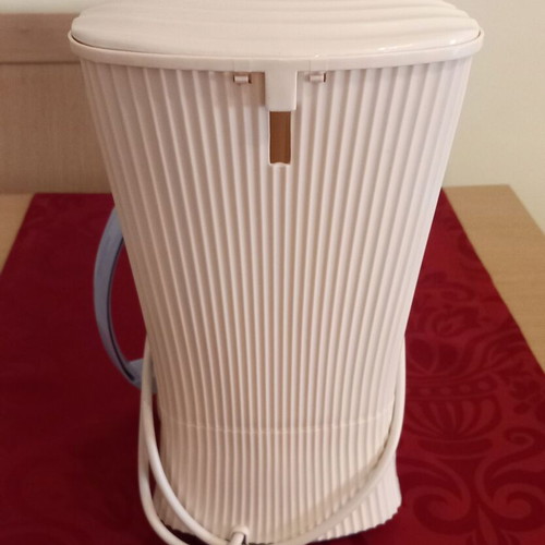 Human filter coffee maker used with glass carafe and water level indicator