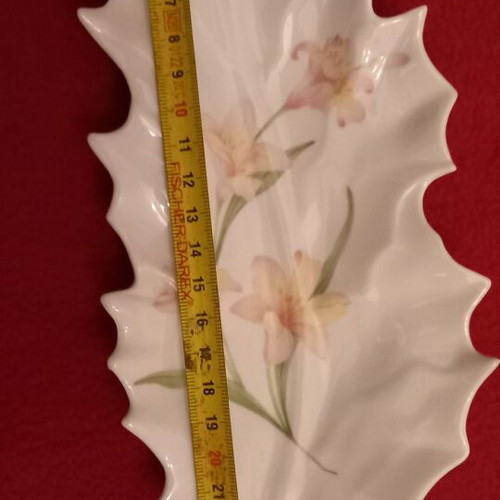 Decorative leaf-shaped object from Limoges porcelain like new