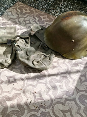 Военна каска и две сумки употребявани за 4 пълнителя АК 47