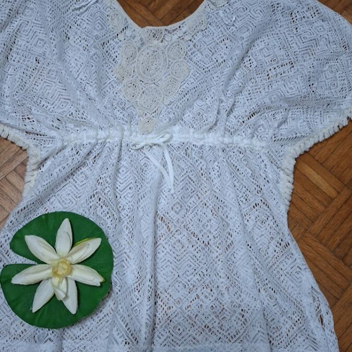 Honey White Kaftan Size 2 like new with Jacquard Mesh Pattern