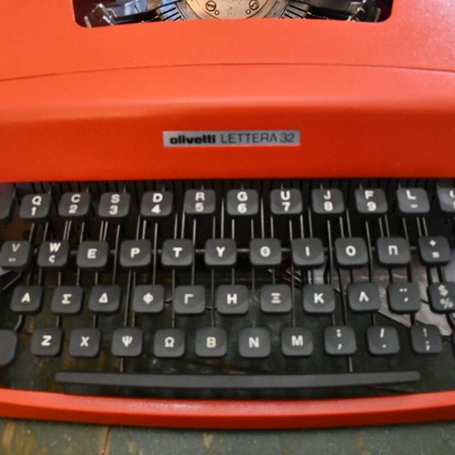 Olivetti Lettera 32 retro portable typewriter like new with Greek keyboard