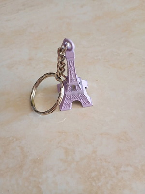 Metal Eiffel Tower keychain like new