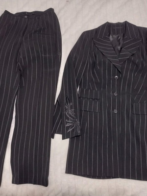 Дамски черен костюм от две части с бяла ивица като нов