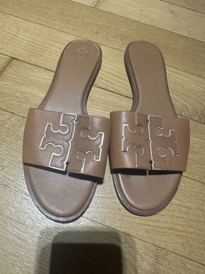 Tory Burch Ines Πέδιλα σαν καινούργιο, καφέ με χρυσές λεπτομέρειες