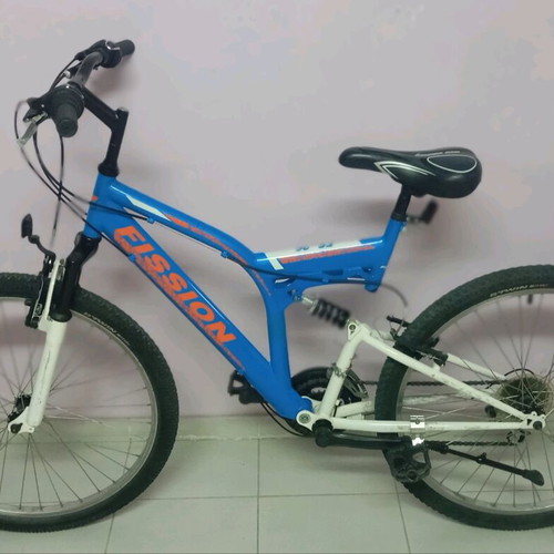 Mountain bike 26 inch blue like new, men's with gears and suspension