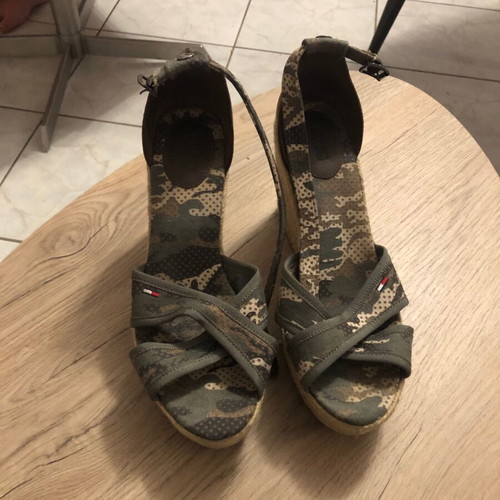 Tommy Hilfiger Women Platforms size 41 like new, beige and green